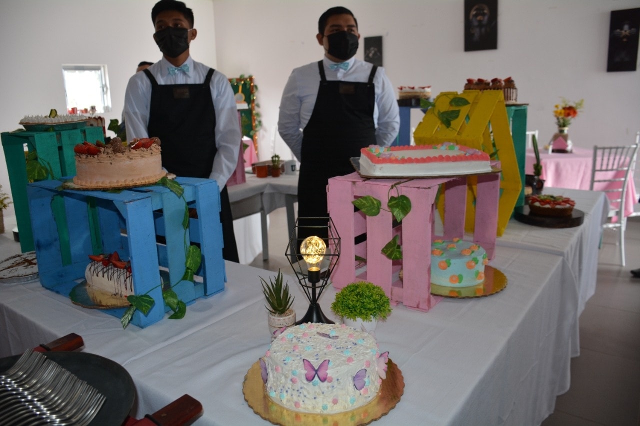“La casita del pastel” estudiantes del tercer cuatrimestre grupo B de la carrera de Gastronomía