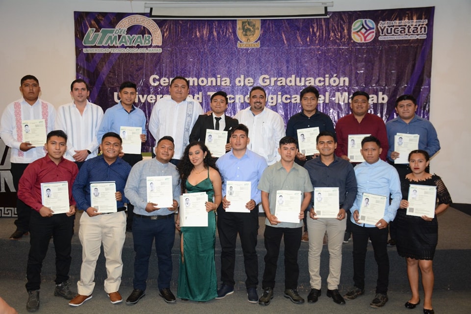 Ceremonia de graduación, entrega de títulos de Técnico Superior Universitario a egresados de la carrera de Mecánica Automotriz y de la Ingeniería en Metalmecánica