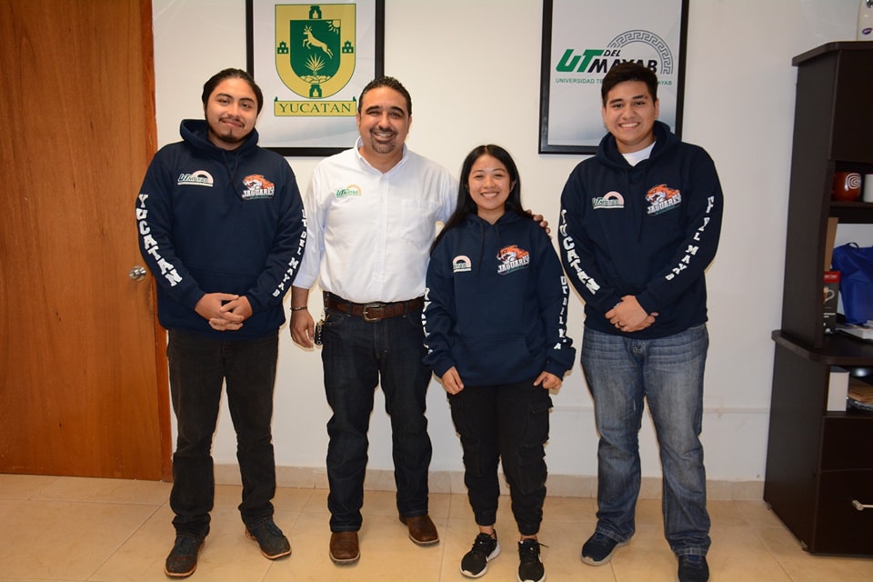 El Rector, Mtro. José Enrique Carrillo Duarte se reunió con tres de los alumnos, que viajarán a Canadá y Estados Unidos