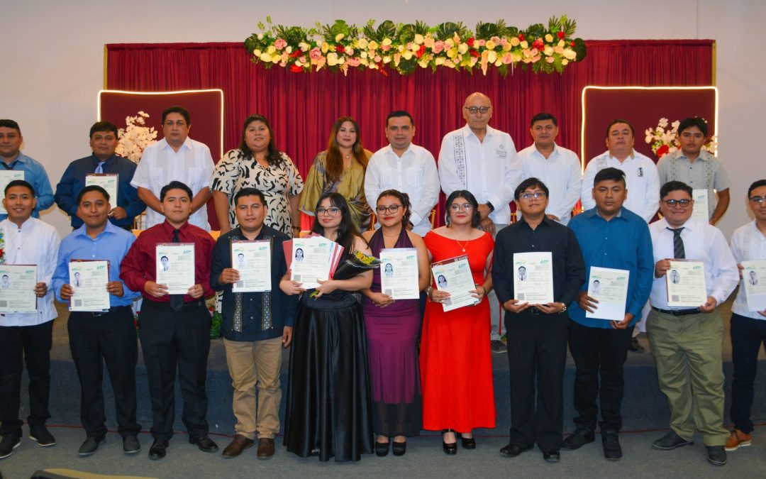 Ceremonia de graduación en la UT del Mayab